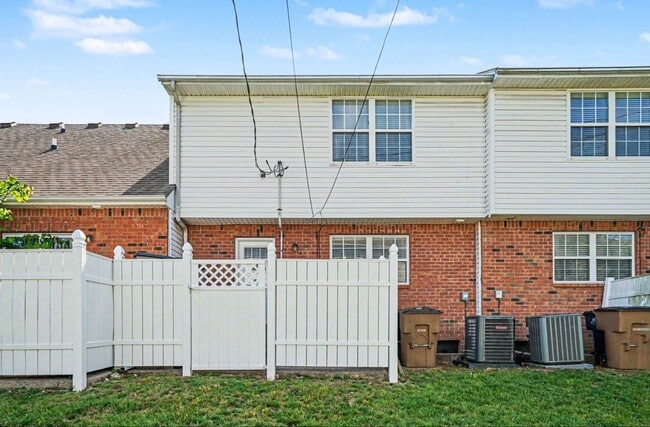 Building Photo - Donelson Townhome!
