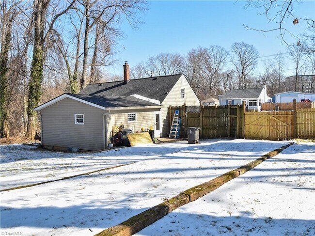 Building Photo - 3872 Leo St