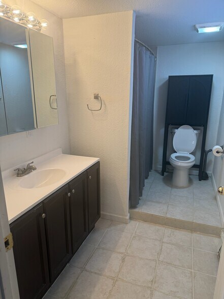 Building Photo - 1404 E 11th Ave