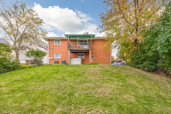 Building Photo - 332 Maple Ave