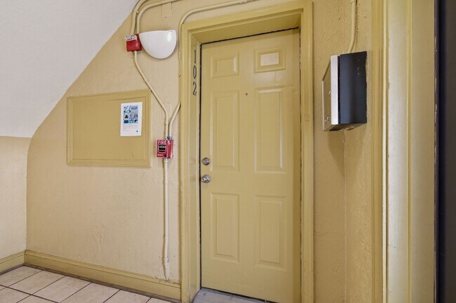 Building Photo - Congress Heights Three Bedroom W/Washer & Dryer In Unit!