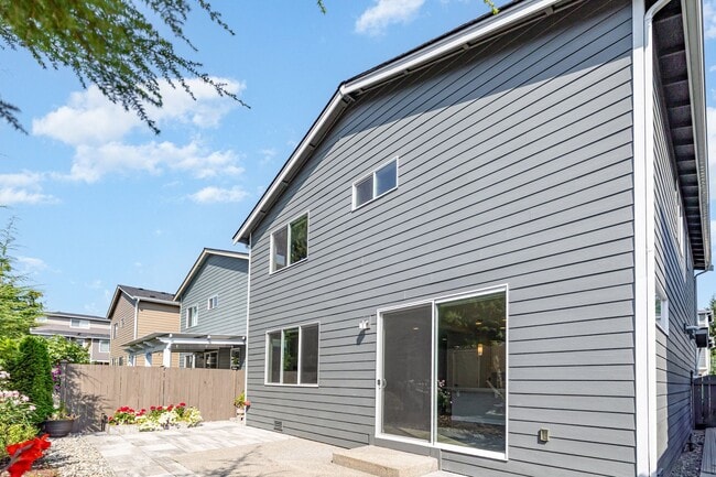 Building Photo - Modern home with 4 bed 2.5 bath available ...