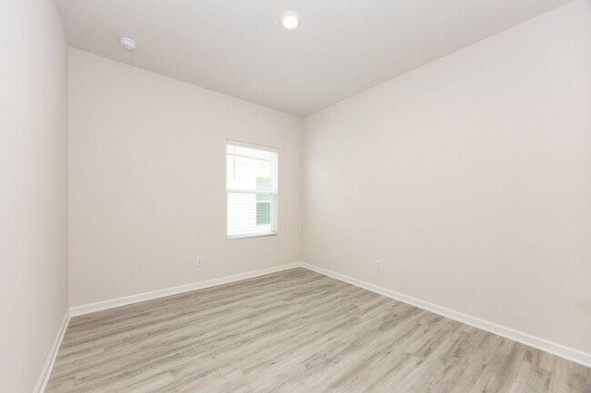 Building Photo - 1020 Renova Dr