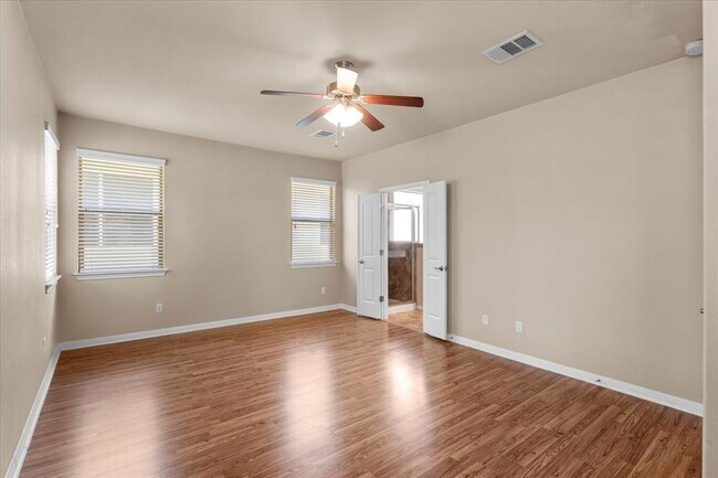Building Photo - 2041 Livonia Dr