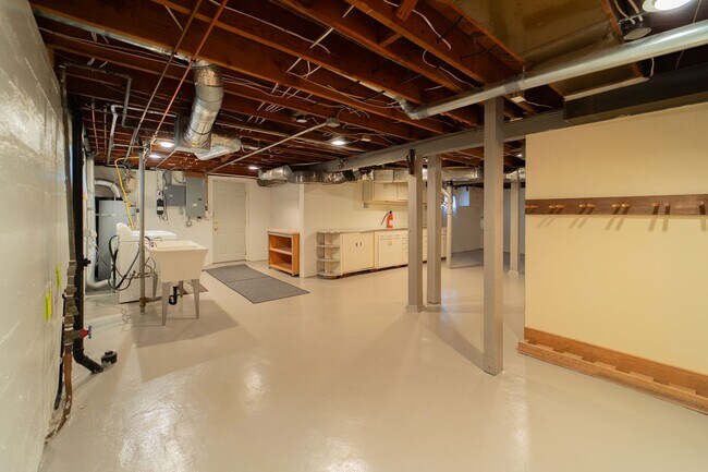 Building Photo - Charming and Well-Maintained Home in a Serene Neighborhood