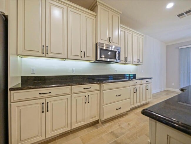 Building Photo - 4940 Palmetto Park Dr