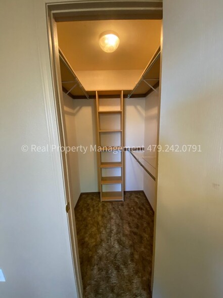 Building Photo - 1001 Trenton Dr
