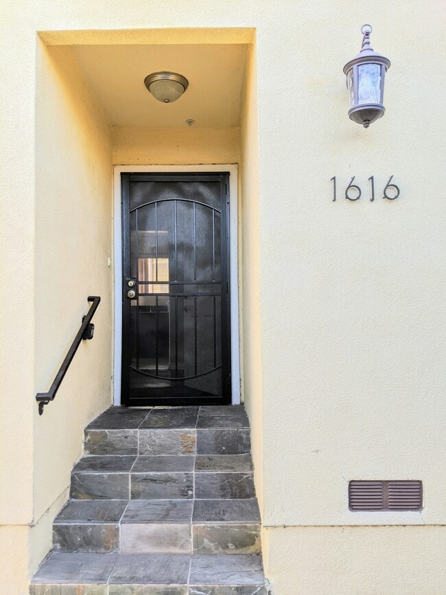Building Photo - 1616 W 39th Pl