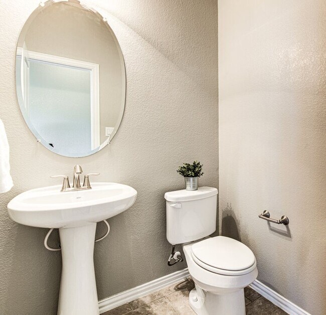 Building Photo - 508 Nogales Ln