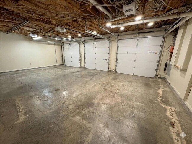 Building Photo - 632 Village Ln S