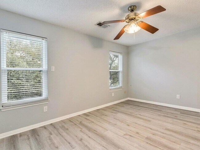 Building Photo - Charming 2 Bedroom, 1.5 Bathroom Home with...