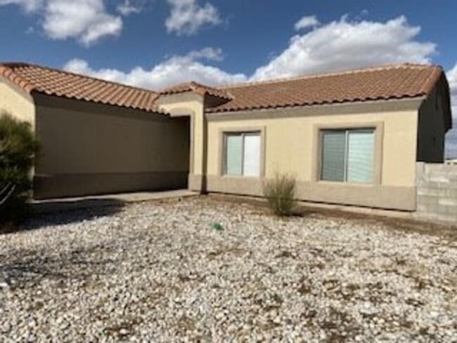 Building Photo - Fully Furnished: Beautiful 3 bedroom, 2 ba...