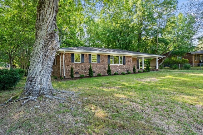 Building Photo - AVAILABLE NOW!! 4 bedroom Brick Ranch Style Home