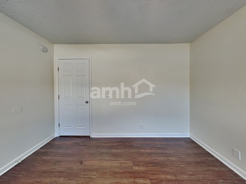 Building Photo - 651 Crescent Rd