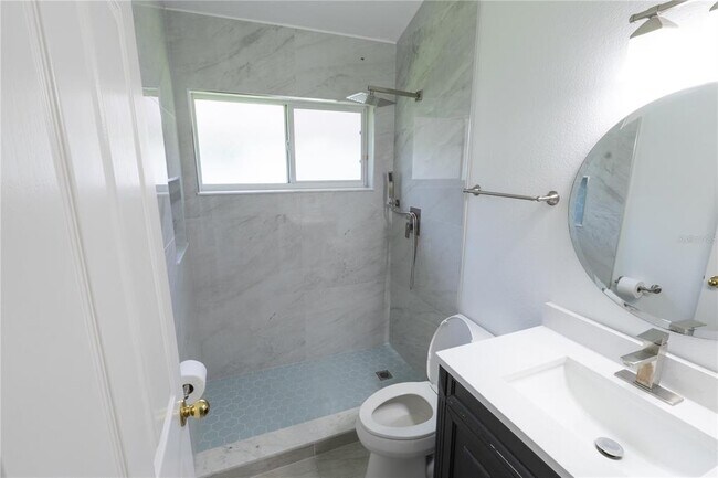Building Photo - 16505 Lake Heather Dr