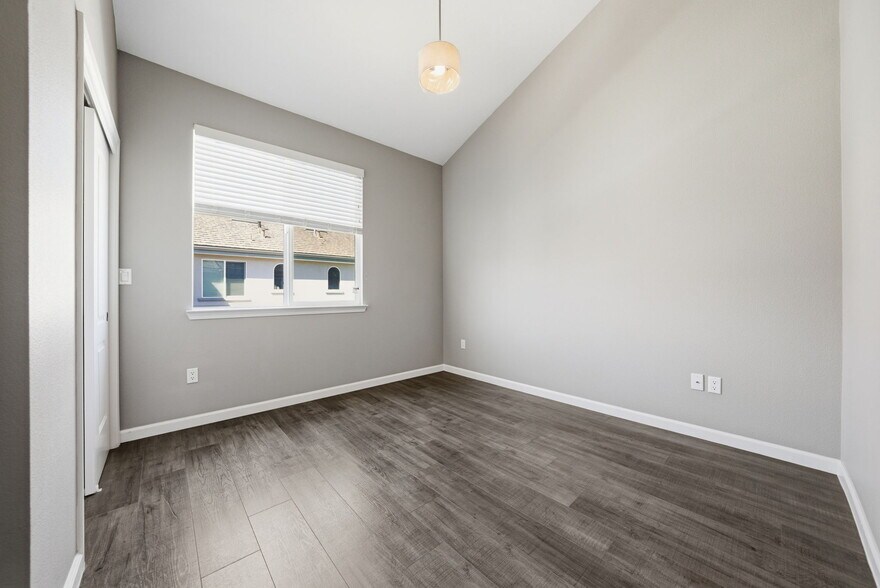 Building Photo - 817 Estancia Ter