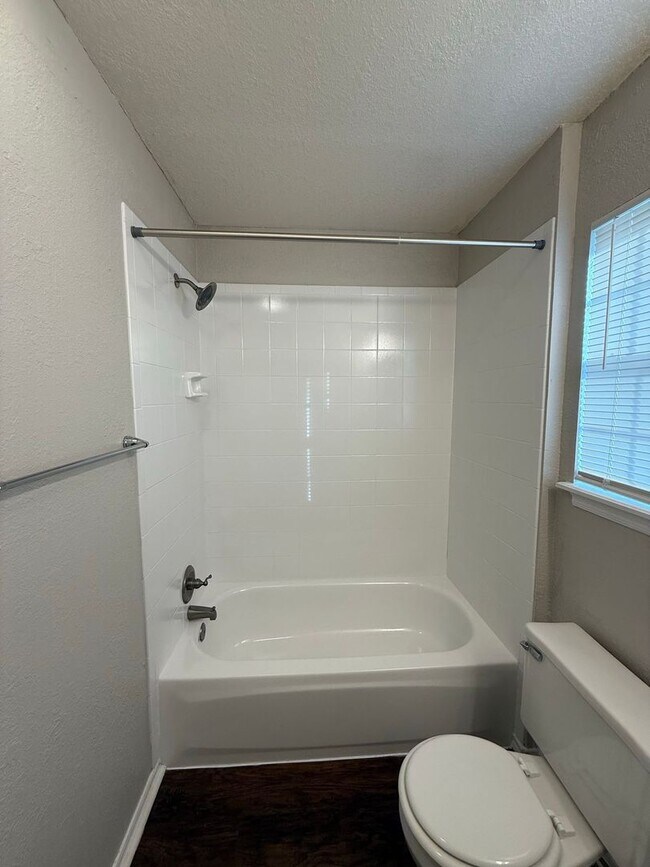 Building Photo - Charming 3 Bedroom Home in Mustang School District