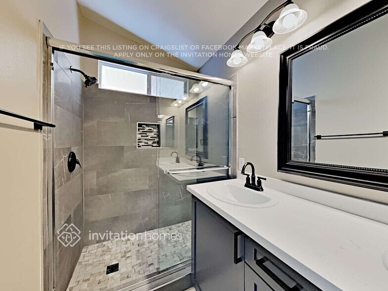 Building Photo - 9600 Sky Hollow Dr