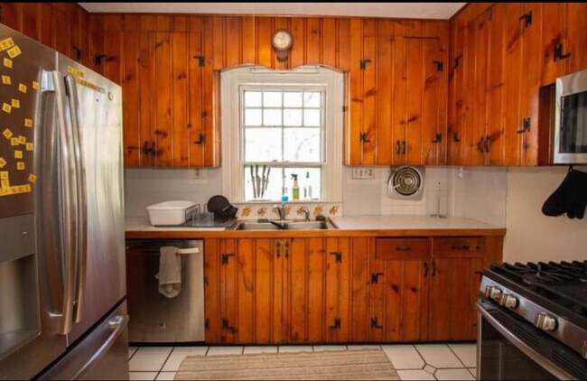 Building Photo - 184 Aspinwall Ave