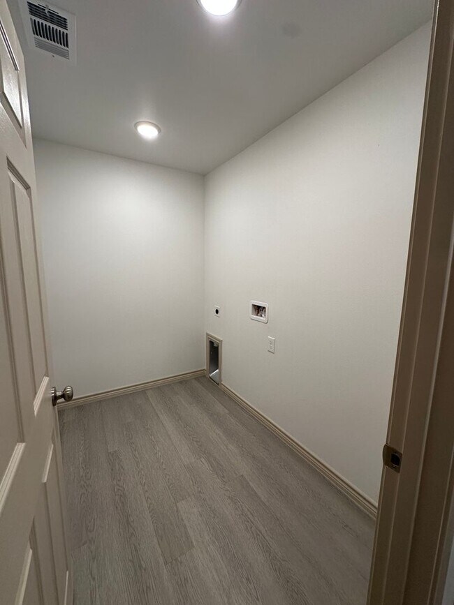 Building Photo - Fresh, Modern, and Move-In Ready!