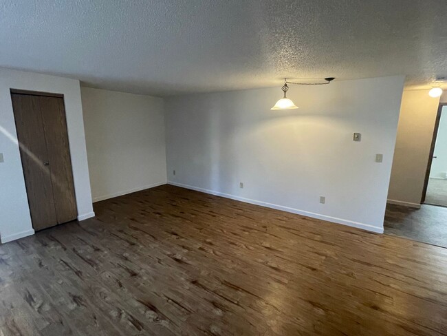 Building Photo - Great 3 Bedroom 1.75 Bathroom Condo! Washe...