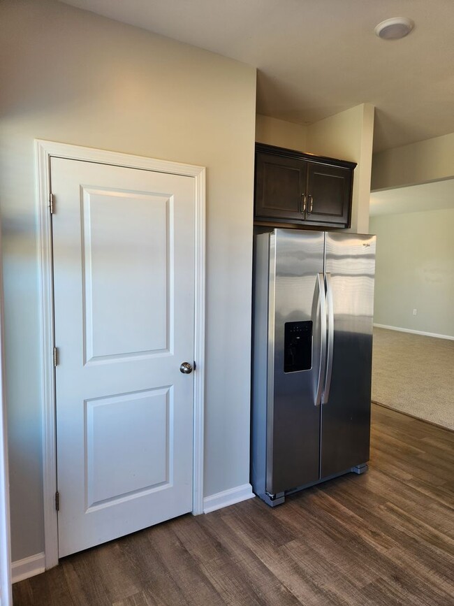 Building Photo - 4 Bedroom For rent