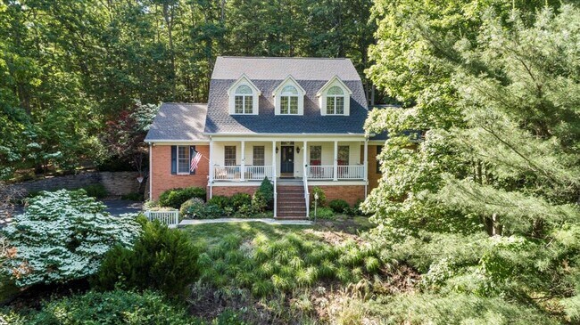 Building Photo - Five Bedroom Home