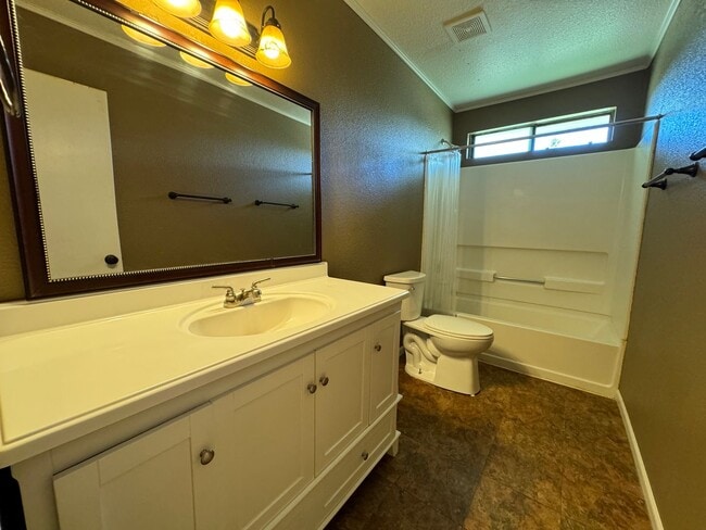 Building Photo - 3BR/2BA/1CG, 1489 sq.ft. rental in Huachuca City, AZ