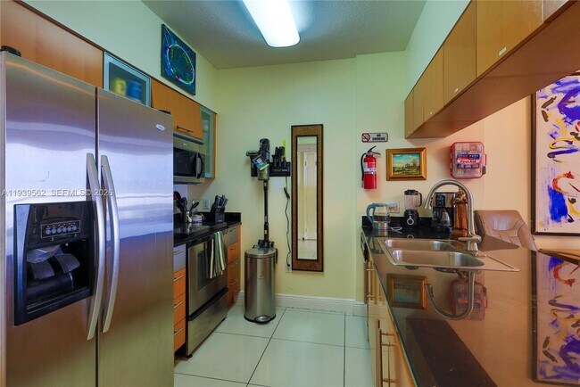 Building Photo - 1750 N Bayshore Dr