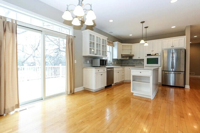 Building Photo - Rare 4 bed singe family super nice luxurio...