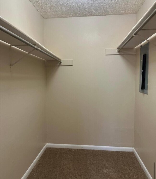 Building Photo - 615 Carter Ln