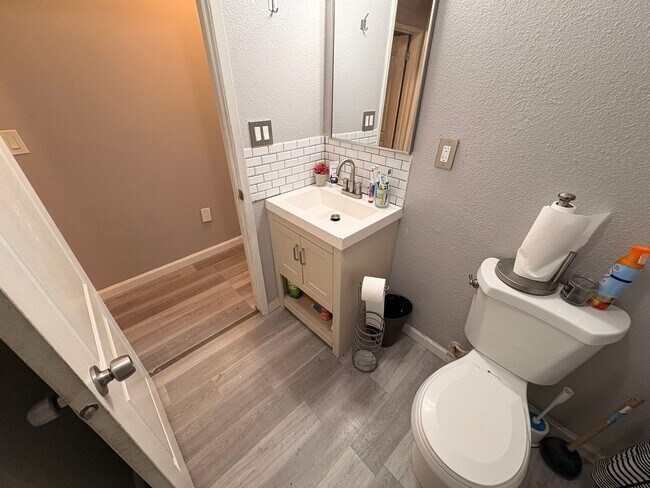 Building Photo - Updated 3 Bedroom Home in Hanford