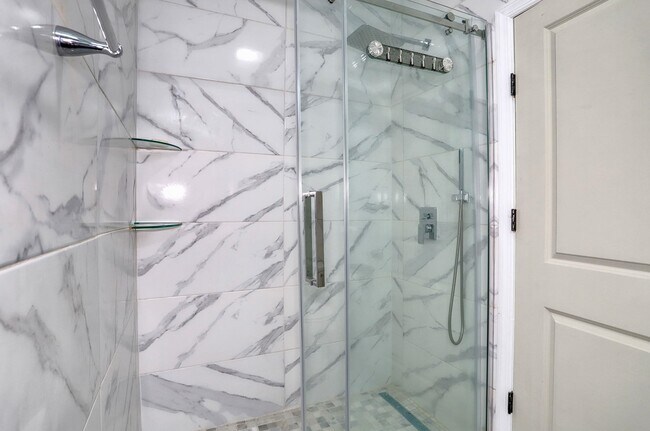 Building Photo - 9017 Riverside Pl