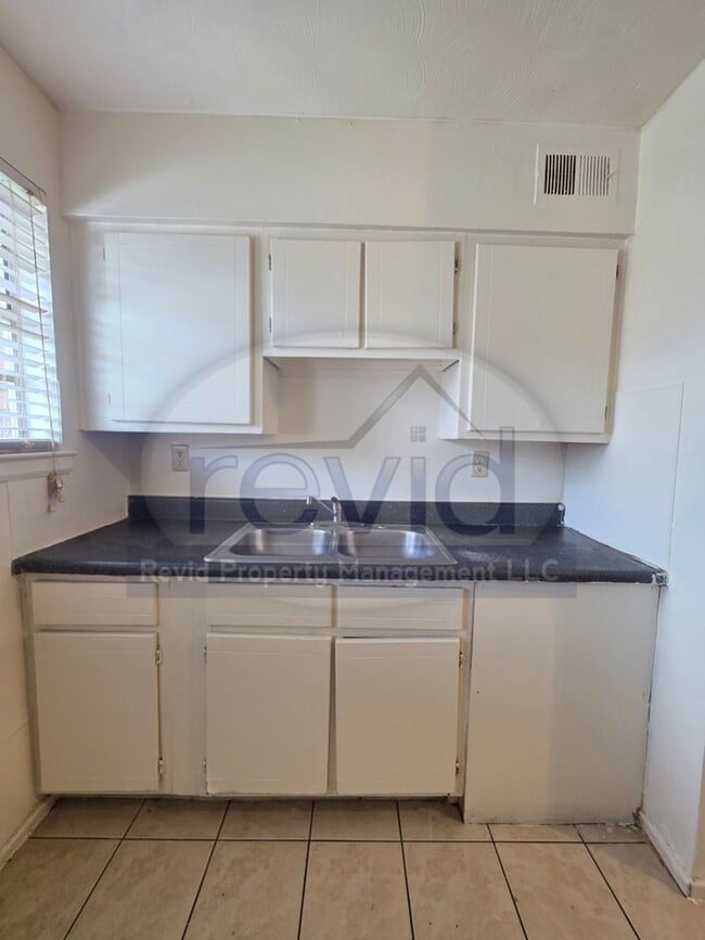 Building Photo - 2440 Charjean Cove