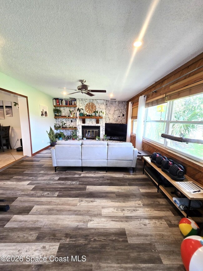 Building Photo - 210 Juniper Ave