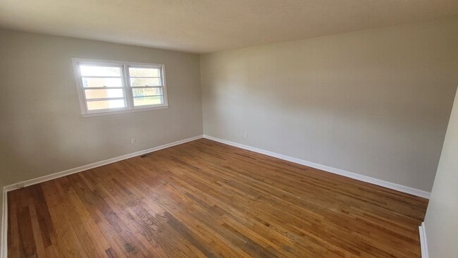 Building Photo - 3 Bedroom Brick Ranch