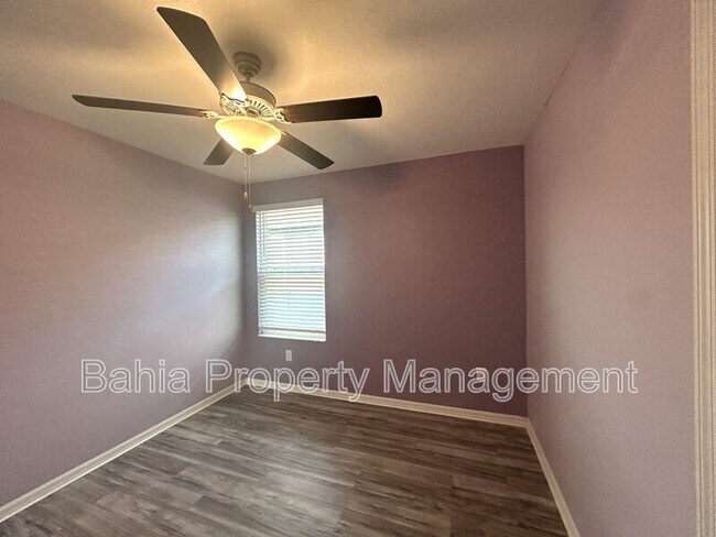 Building Photo - 582 Royal Empress Dr