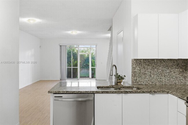 Building Photo - 2066 Madeira Dr