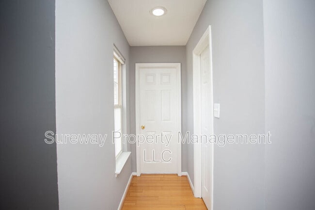 Building Photo - 605 Doral Dr