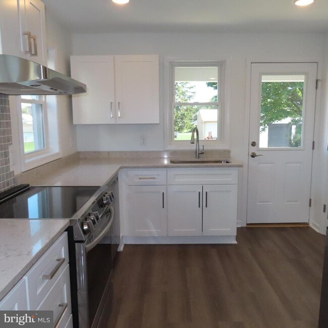 Building Photo - 228 Rowe Ave