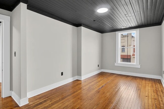 Building Photo - 124 N Mecklenburg Ave