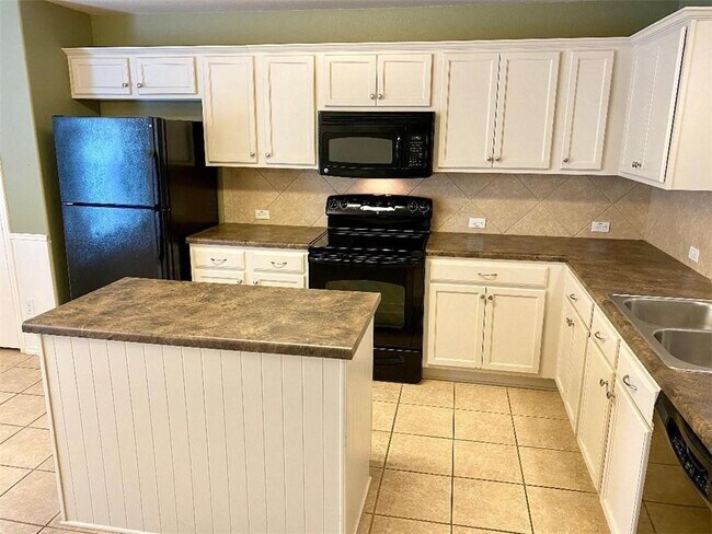 Building Photo - 606 Alamo Plaza Dr