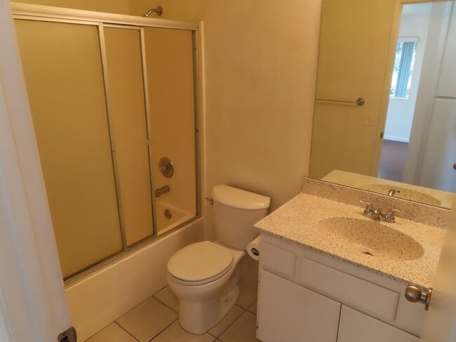 Building Photo - Renovated 2 Bed, 2 Bath Apartment in the h...