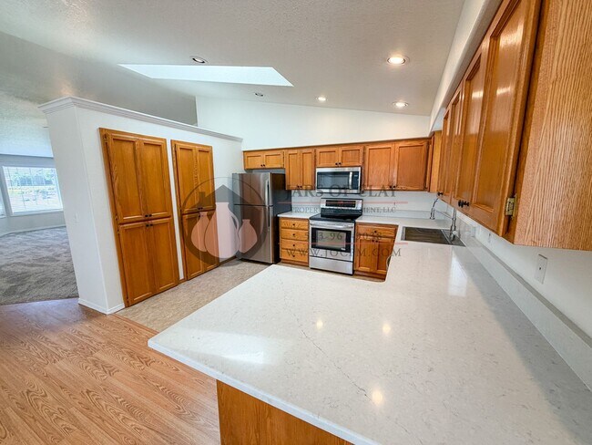 Building Photo - Beautiful Well Cared for West Salem Home