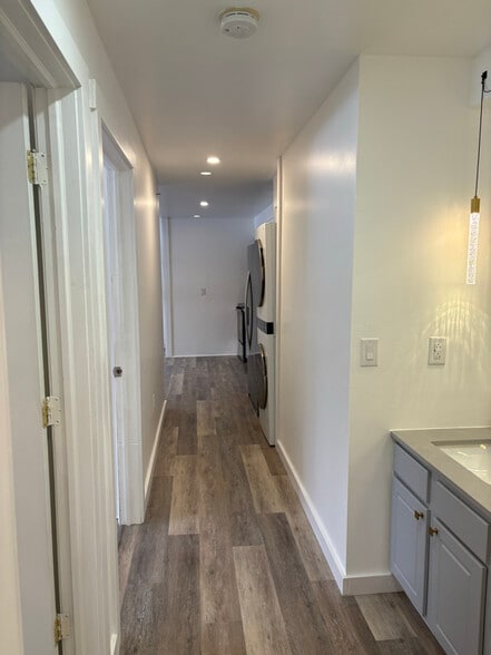 Building Photo - 150 N Main St