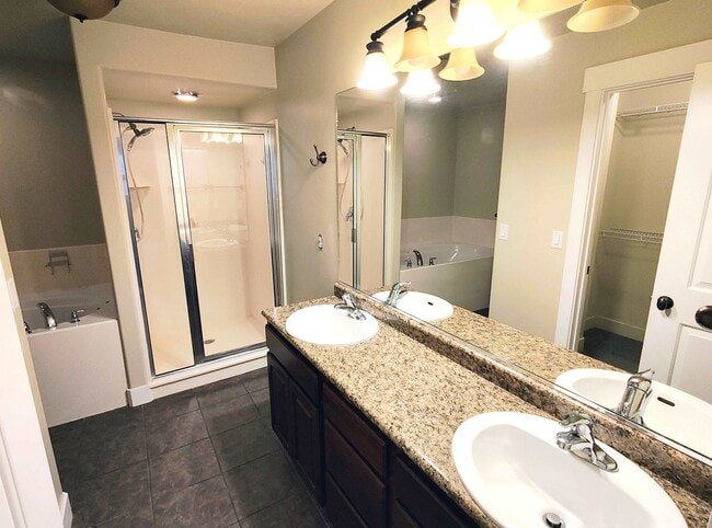 Building Photo - AMAZING CONDO 2 MASTER SUITES 2 CAR GARAGE