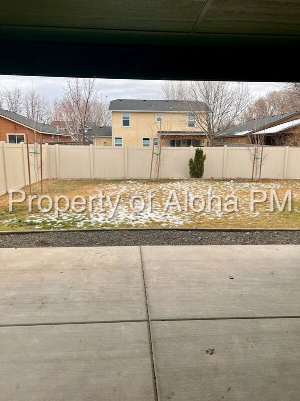 Building Photo - 496 N Emma Ave