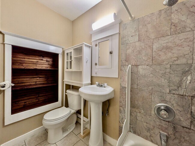 Building Photo - Discover Your New Home in the Heart of the Desirable Sellwood Neighborhood! Water/Sewer/Garbage I...