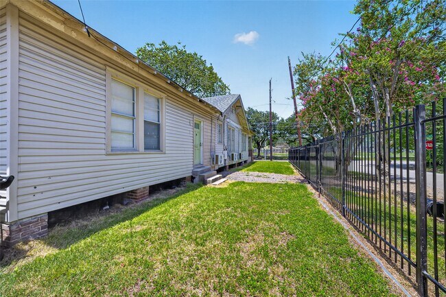 Building Photo - 3010 Garrow St