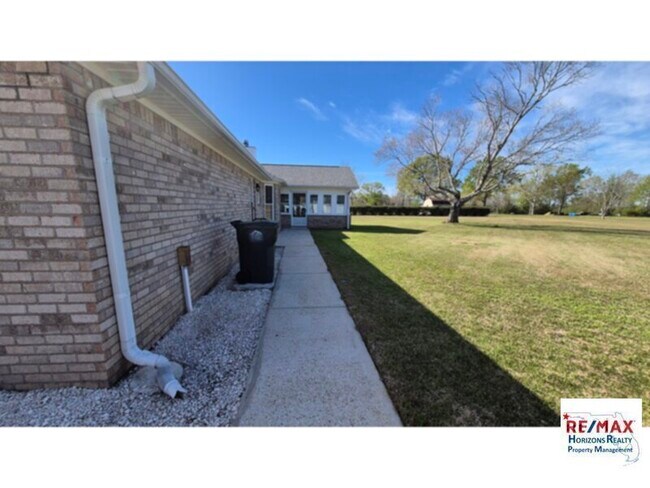 Building Photo - Fabulous rural property in Molino